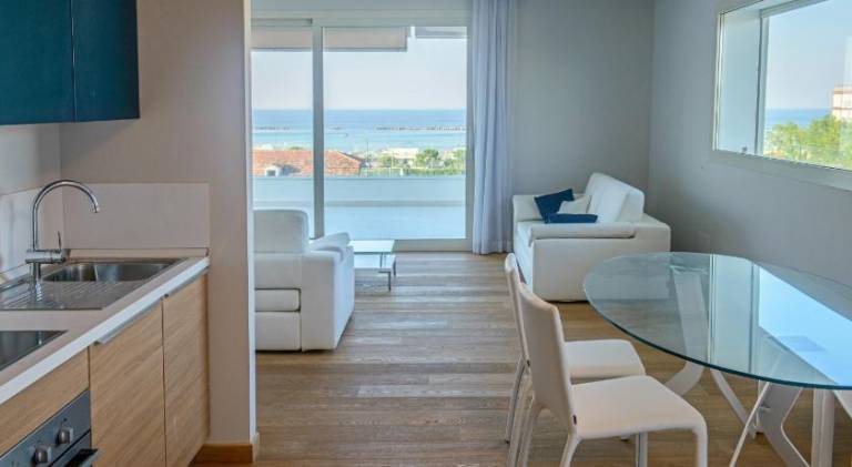 Serviced apartment with garden & patio — photo 2