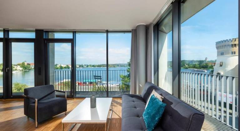 Charming serviced apartment with patio | Pets allowed — photo 3