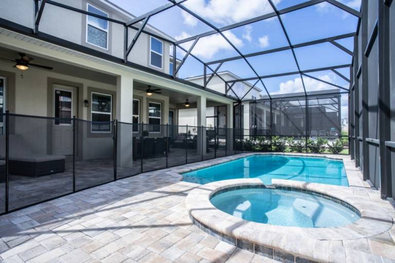 Villa with pool — photo 4