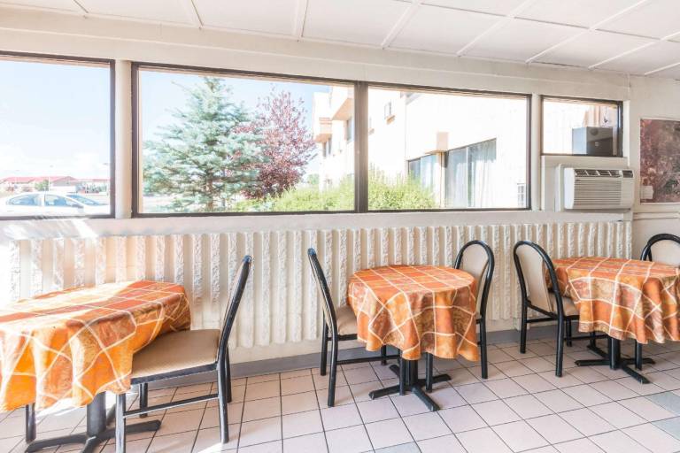 Super 8 By Wyndham Laramie — photo 4