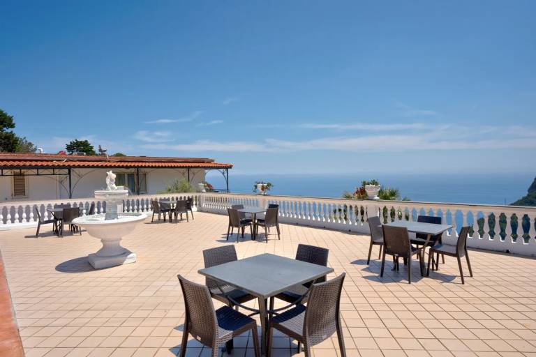 Villa 'Azzurra' with Sea View, Wi-Fi and Air Conditioning — photo 3