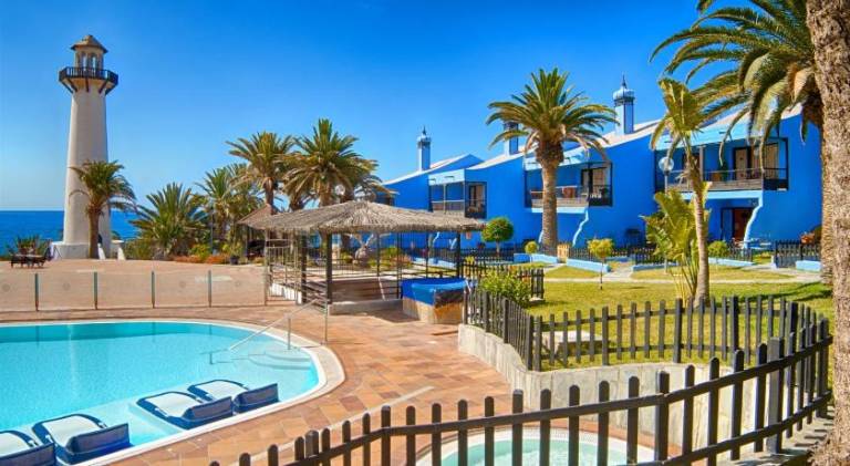 Fully equipped vacation home with terrace, hot tub & heated pool | Close to the beach | Perfect for remote work | Pets are welcome — photo 4