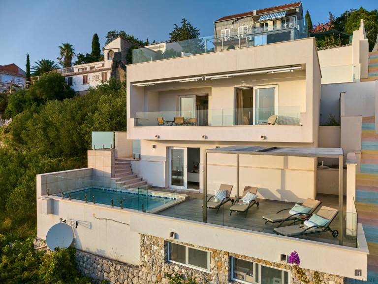 Villa with yard & patio | Sea view — photo 3