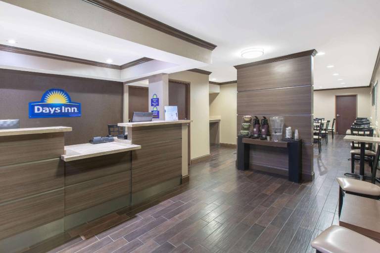 Days Inn & Suites by Wyndham Arlington Near Six Flags — photo 2