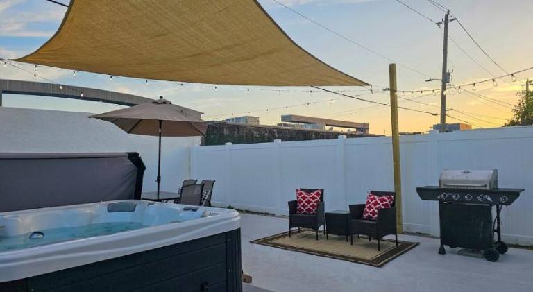 House with jacuzzi — photo 4