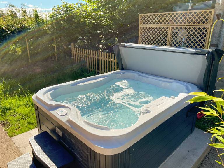 Cottage with BBQ, hot tub & yard | River view — photo 2