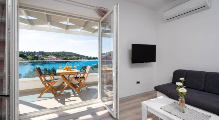 Holiday apartment with garden & patio — photo 4
