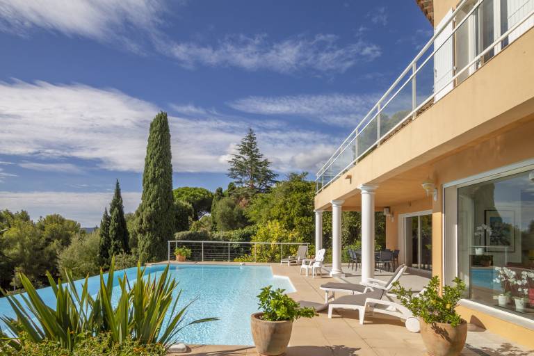 Villa with terrace, yard & private pool — photo 3