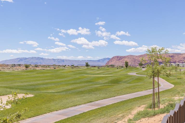 Vacation home with heated pool, BBQ & hot tub | Golf view — photo 5