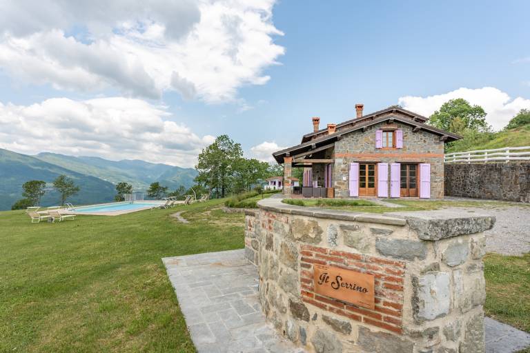 Apartments "Serrino Family" with Mountain View, Shared Pool and Wi-Fi in Pistoia