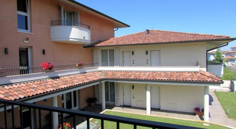 Serviced apartment with yard & patio | Dogs allowed — photo 4
