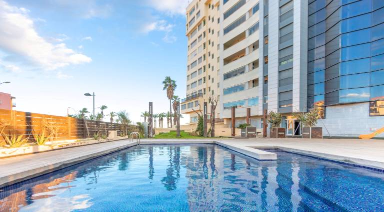 Fully equipped spacious rental apartment with yard, terrace & pool | Beach nearby | Dogs allowed in Roses