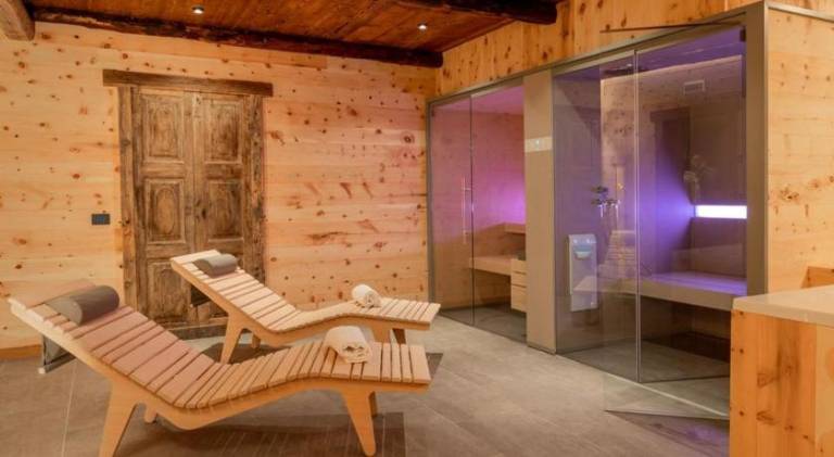 Lodge with sauna, jacuzzi & patio — photo 5