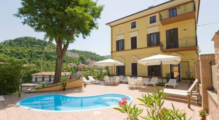 Serviced apartment with jacuzzi, pool & patio — photo 2