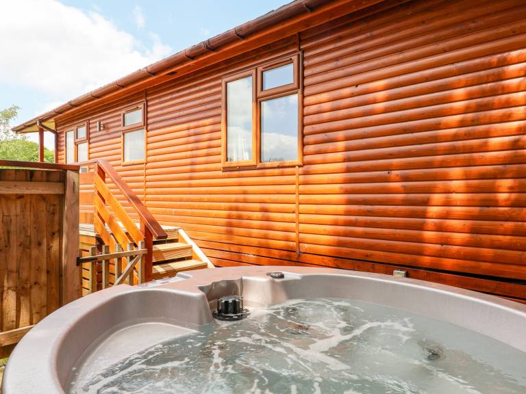 Cottage with garden, hot tub & pool — photo 2