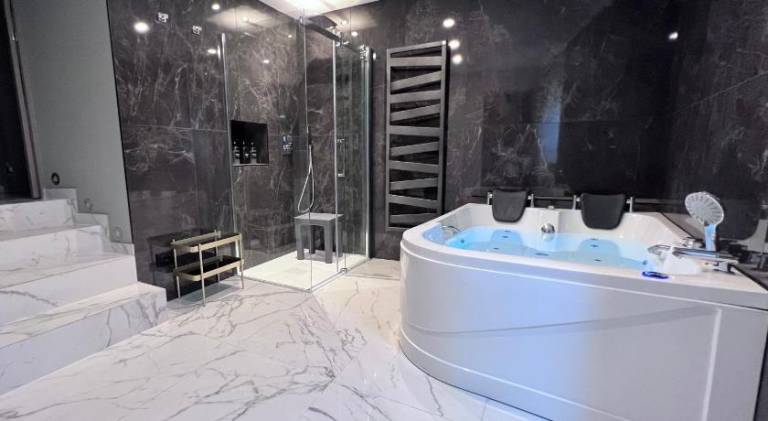 Apartment with hot tub — photo 3