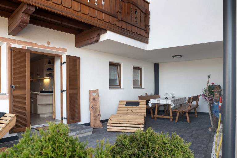 Holiday apartment with patio & yard | City view — photo 2