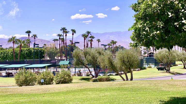 Child-friendly big condo with heated pool, hot tub & BBQ | Mountain view | Suitable for remote work | Pet-friendly — photo 2