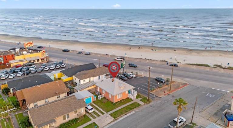 Fully equipped nice house with terrace & barbeque | Beach nearby | Pets are welcome in Galveston, TX