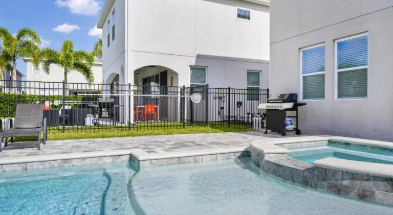House with jacuzzi & pool — photo 5