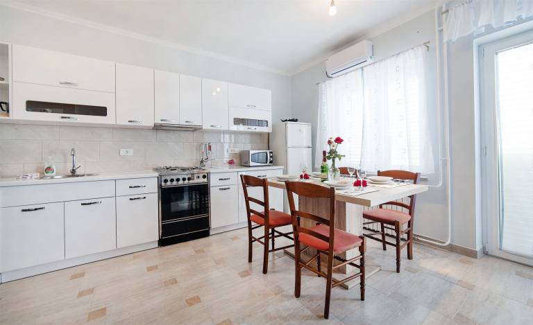 Rental apartment with patio & barbecue | Sea view — photo 4