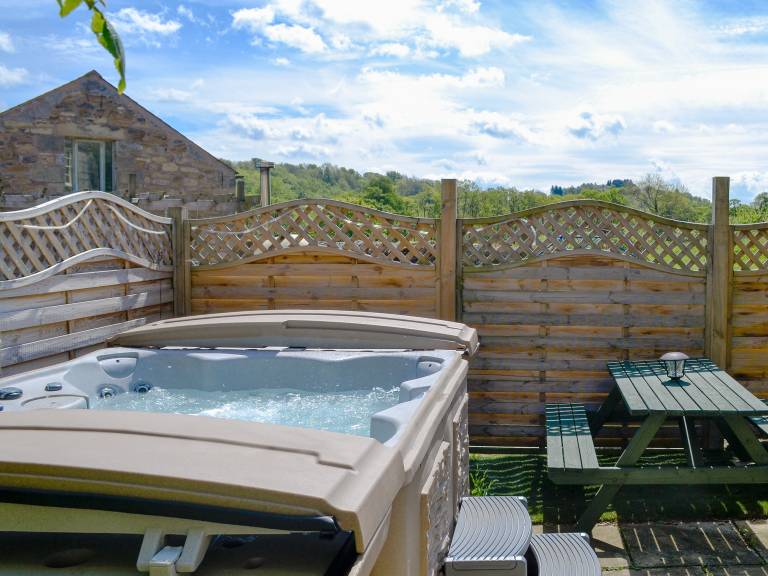 Children-friendly beautiful cottage with garden, grill & hot tub | Pets allowed in Brampton