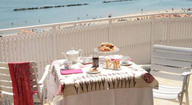 Serviced apartment with patio & yard | Close to the beach | Pet-friendly — photo 3