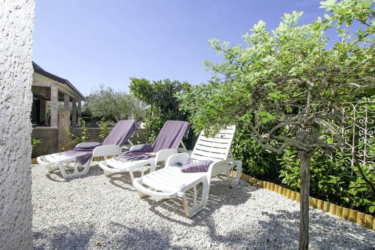 Vacation home with terrace, barbecue & yard — photo 2