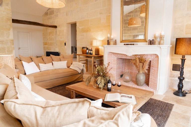 Vacation home with hot tub, yard & pool in Libourne