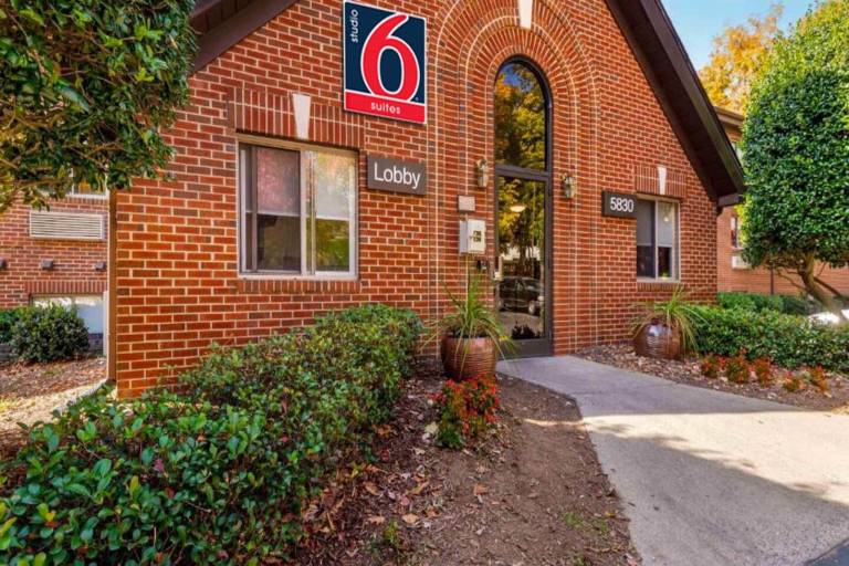 1 Queen Bed Non Smoking Micfridge