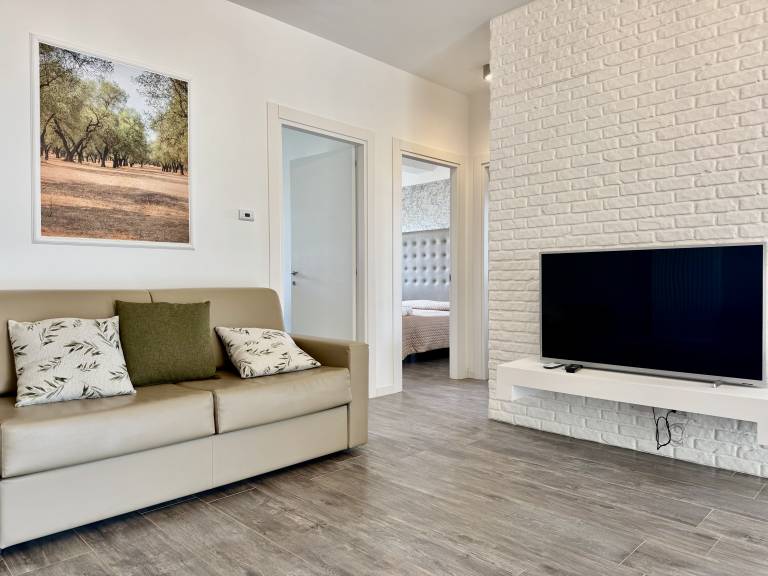 Rental apartment with barbeque, pool & yard — photo 4