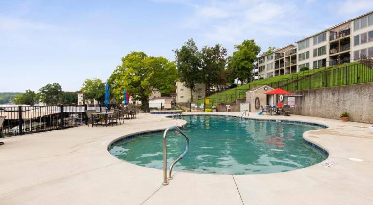 House with pool & jacuzzi | Pets are welcome — photo 3