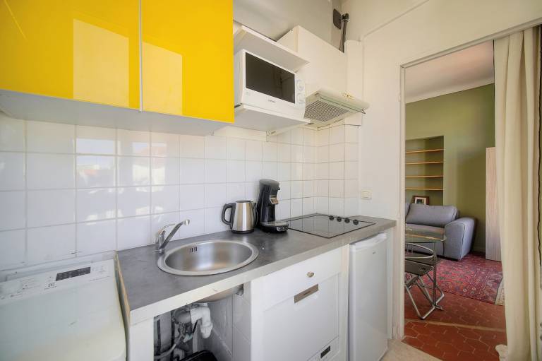 Holiday apartment with yard | City view — photo 4