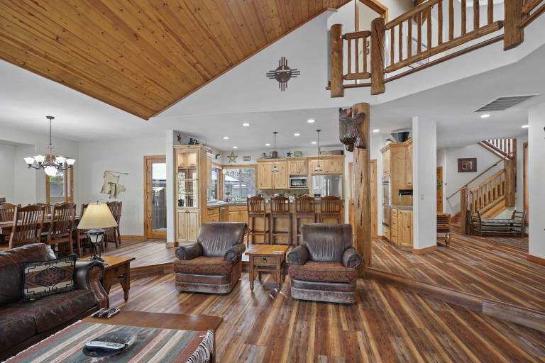 11 Vine Maple - Pool Table, Bikes, Luxury Lodge, A/C, SHARC Passes, Hot Tub — photo 5