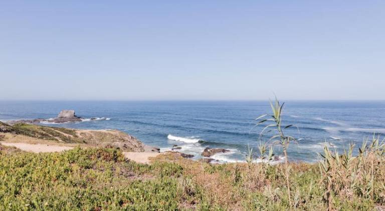 Charming holiday apartment with patio & barbecue | Beach nearby | Pets allowed in Beja
