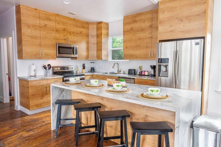 Cozy and Gorgeous 2br/1ba Near Amazing Downtown — photo 3