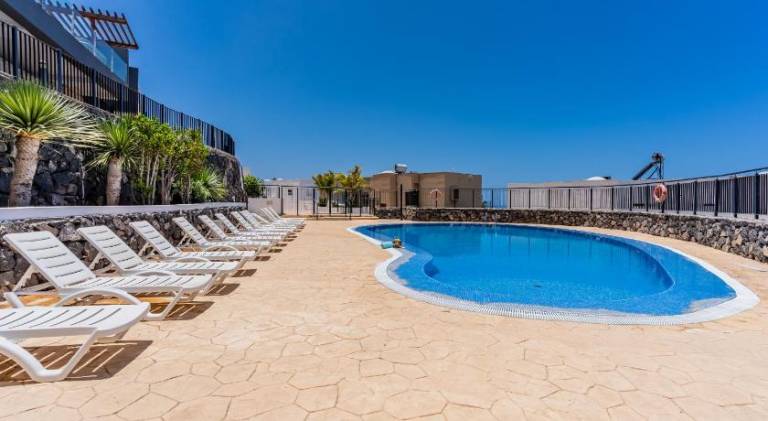 House with pool — photo 4