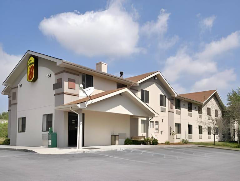 Super 8 By Wyndham Lewisburg in Lewisburg, WV