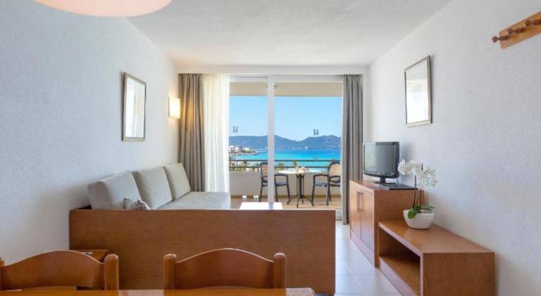 Serviced apartment with pool, garden & terrace | Next to the beach | Dogs allowed — photo 2