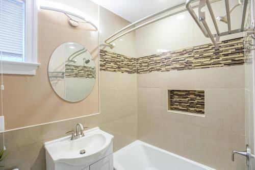 Luxurious DC Townhome ideal for Large Families plus Free Parking