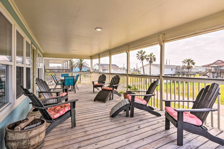 Pool Access & Walk to Beach Galveston Home