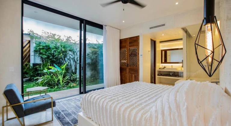 Villa with hot tub & pool — photo 2