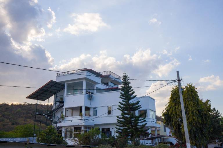 Vacation home with terrace, BBQ & private pool in Udaipur