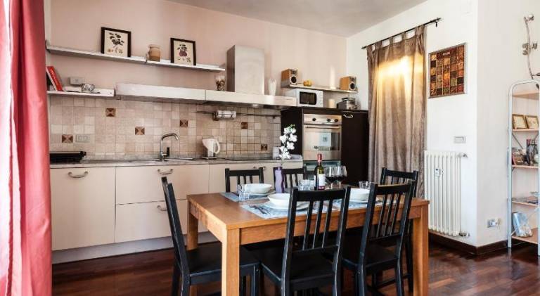 Hostly - Light and Wood near the Tower - 100sqm, 6 pax, 2 Bedrooms, AC, Town Center — photo 5