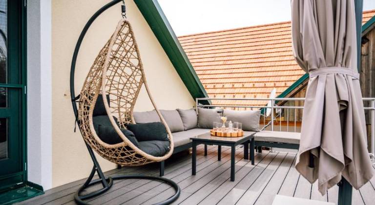 Rental apartment with pool, terrace & yard — photo 4