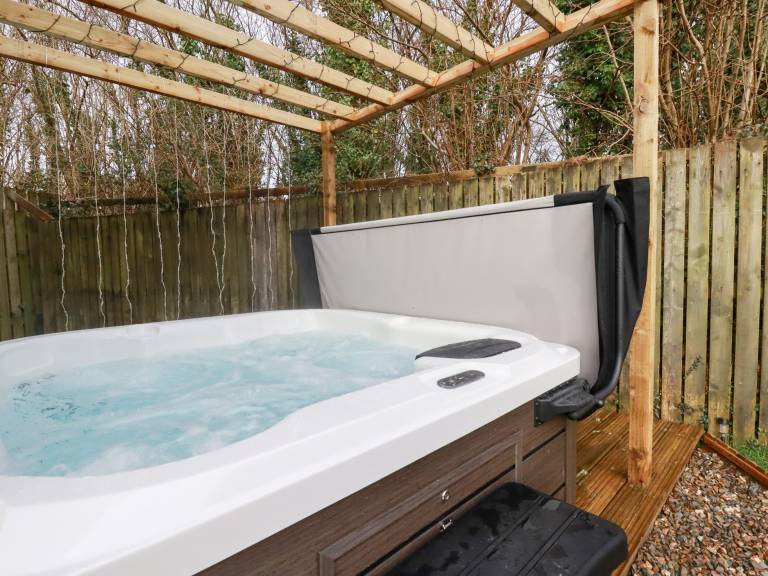 Children-friendly charming cottage with hot tub & yard | Pets allowed in St. Austell