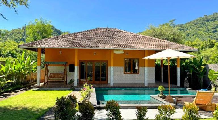 Villa with pool — photo 4
