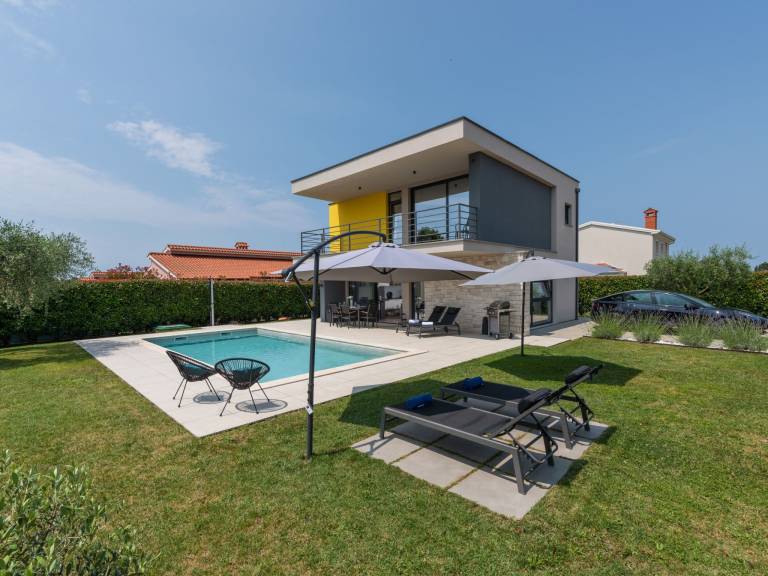 Vacation home with terrace, yard & private pool | Pets are welcome — photo 2
