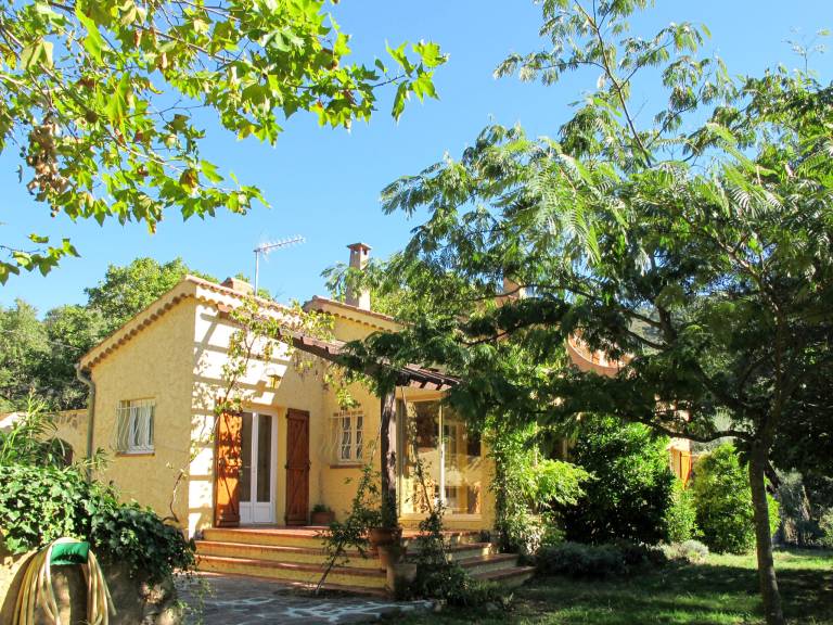 Fully equipped house with patio, barbeque & private pool | Pet-friendly — photo 2