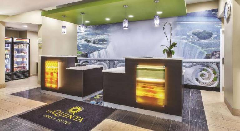 La Quinta Inn & Suites by Wyndham Niagara Falls — photo 2